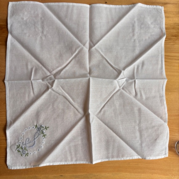 April Cornell Vintage Embroidered Initial Hankie "S" - Picture 4 of 9
